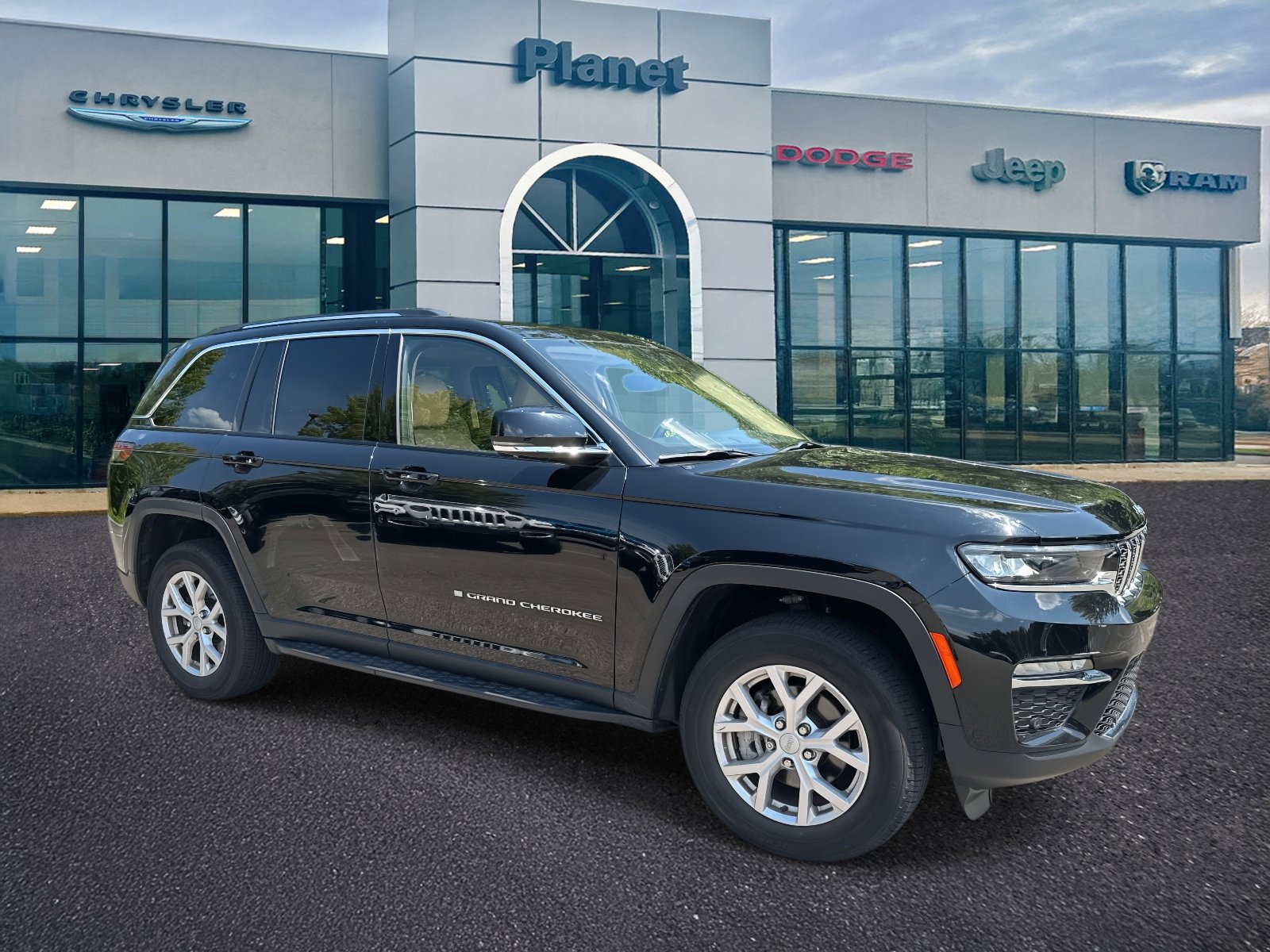 Used 2022 Jeep Grand Cherokee Limited w/ Luxury Tech Group II image 1
