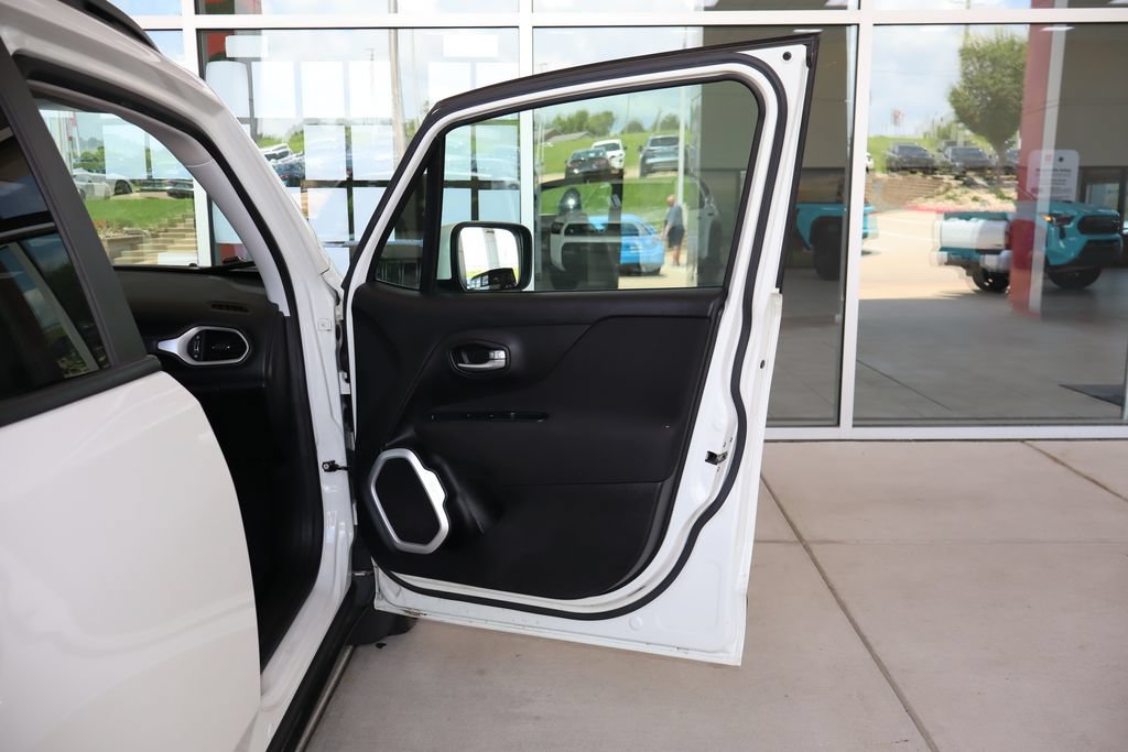 Used 2019 Jeep Renegade Latitude FWD image 40