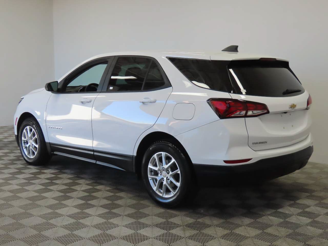 Used 2024 Chevrolet Equinox LS FWD image 3