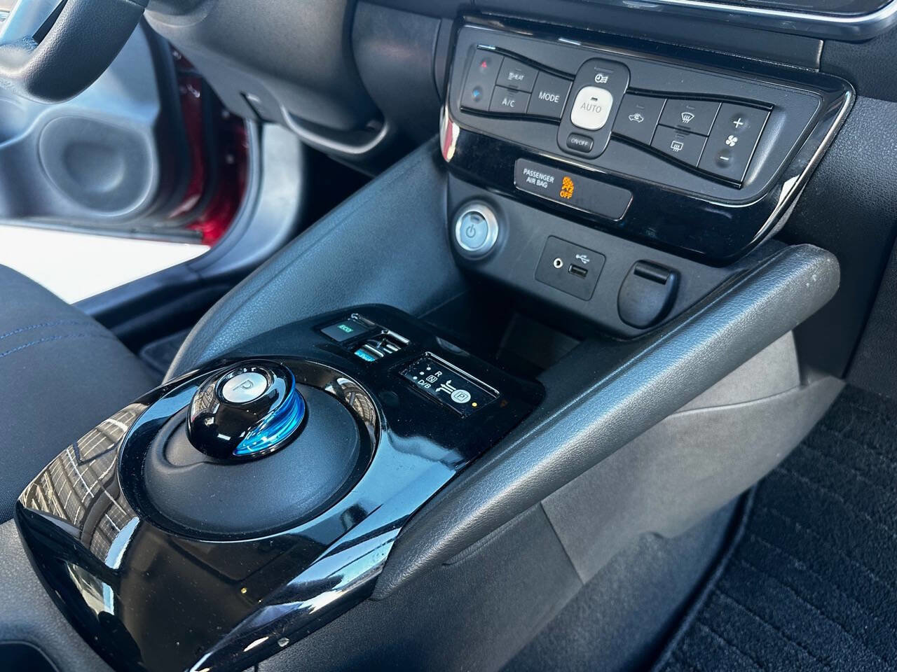 Used 2018 Nissan Leaf SV w/ SV Technology Package image 18