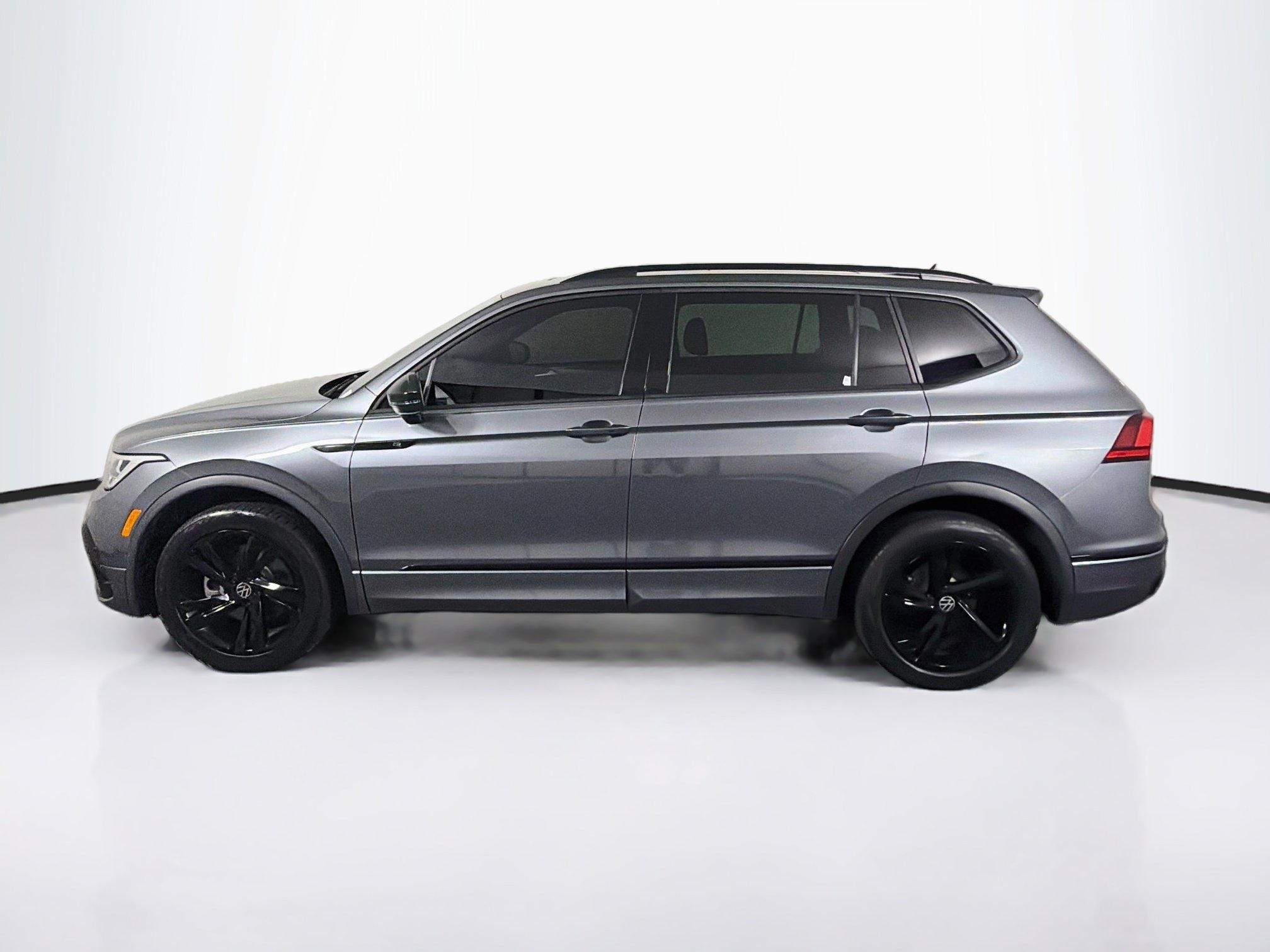 Used 2023 Volkswagen Tiguan SE R-Line FWD image 4