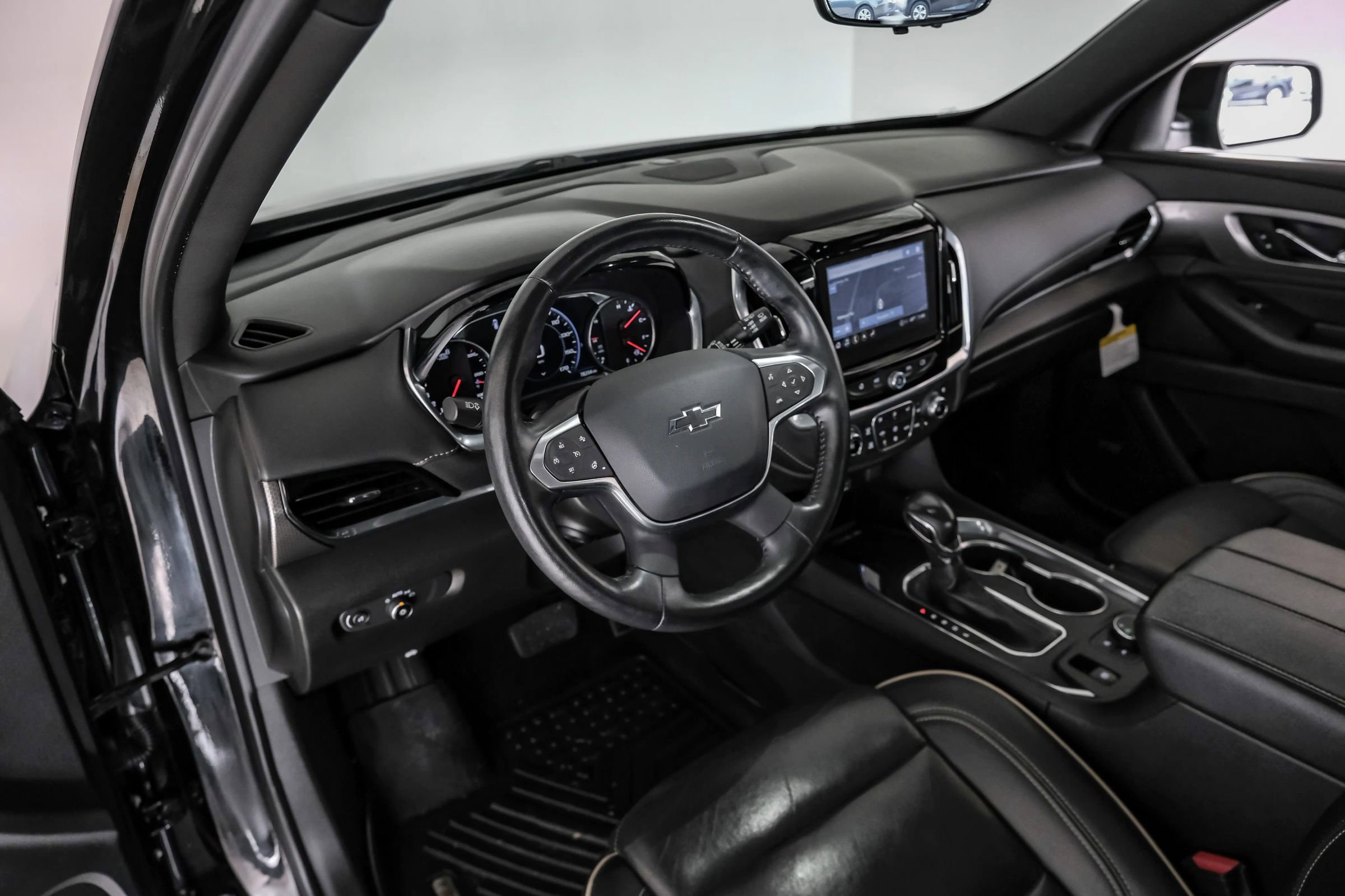 Used 2022 Chevrolet Traverse Premier w/ Redline Edition FWD image 2