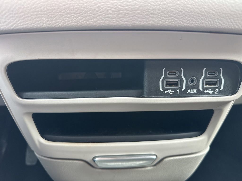 Used 2023 Chrysler Voyager LX image 33