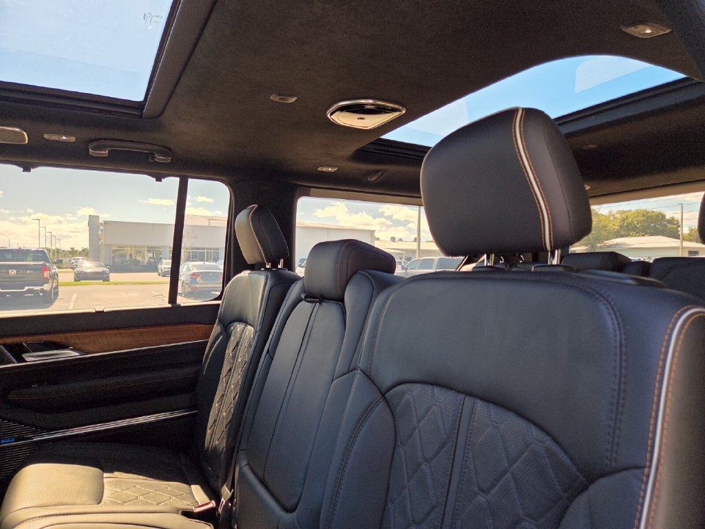 Used 2023 Jeep Grand Wagoneer Series III AWD/4WD image 20