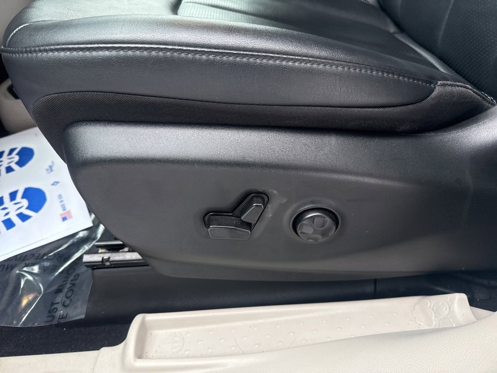 Used 2024 Chrysler Pacifica Select image 13