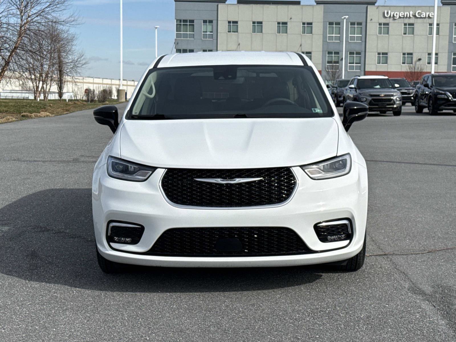 Used 2024 Chrysler Pacifica Touring-L image 28