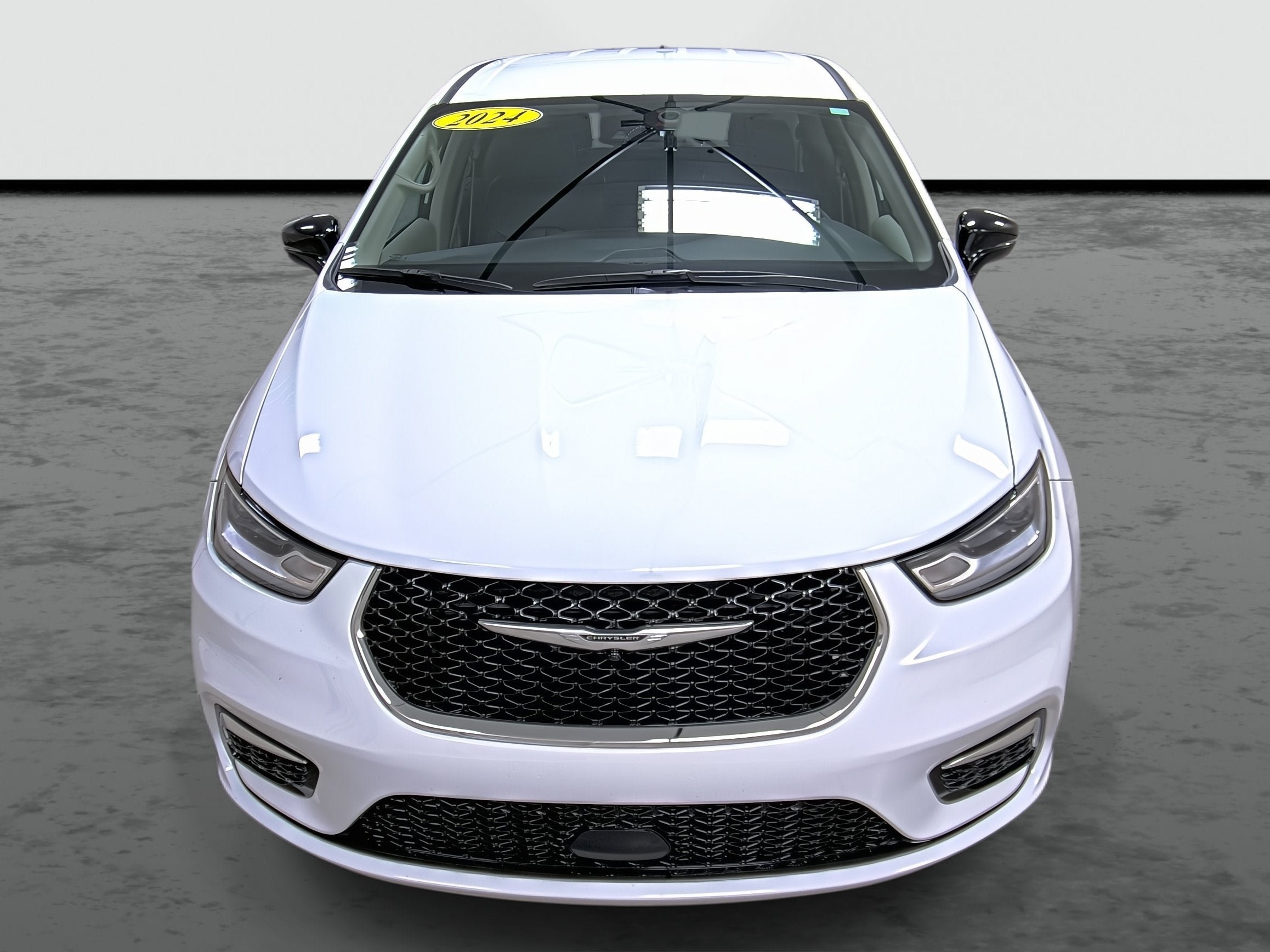 Used 2024 Chrysler Pacifica Touring-L w/ Uconnect Theater Family Group FWD image 6