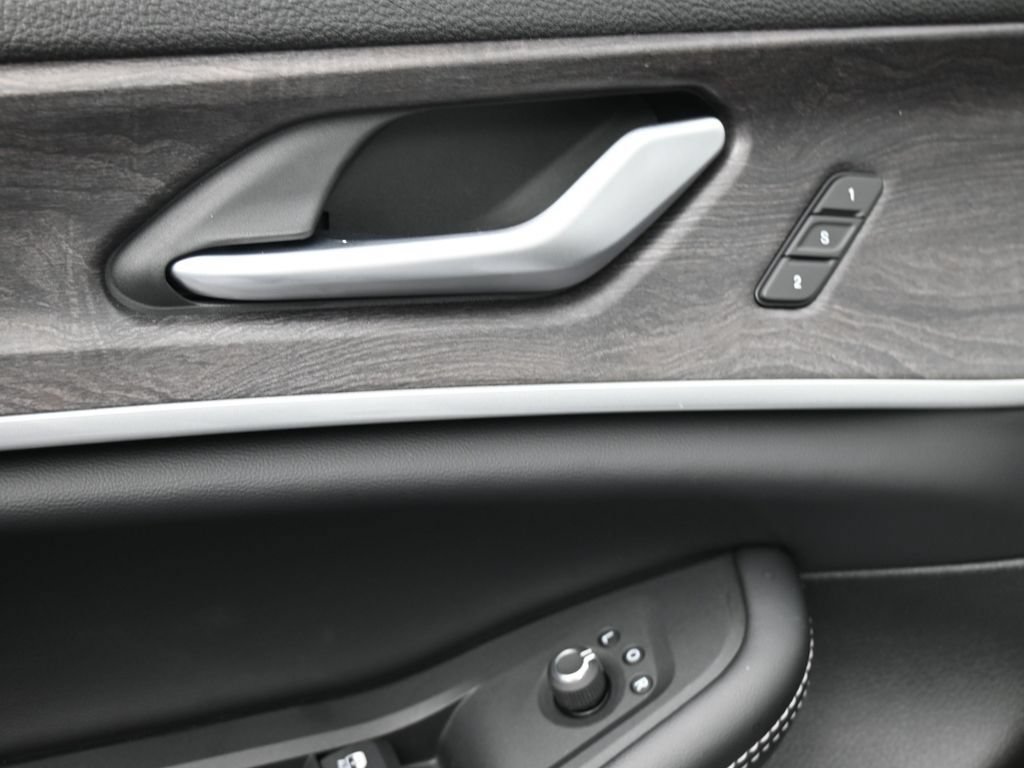 Used 2025 Jeep Grand Cherokee L Limited RWD image 14