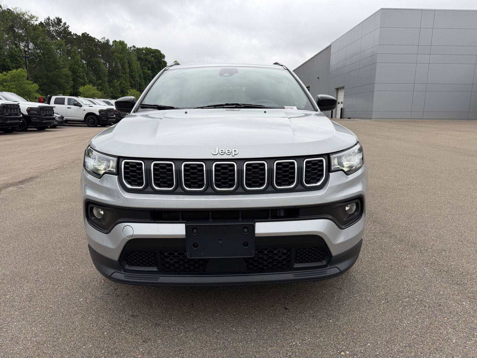 Certified 2024 Jeep Compass Latitude AWD/4WD image 2