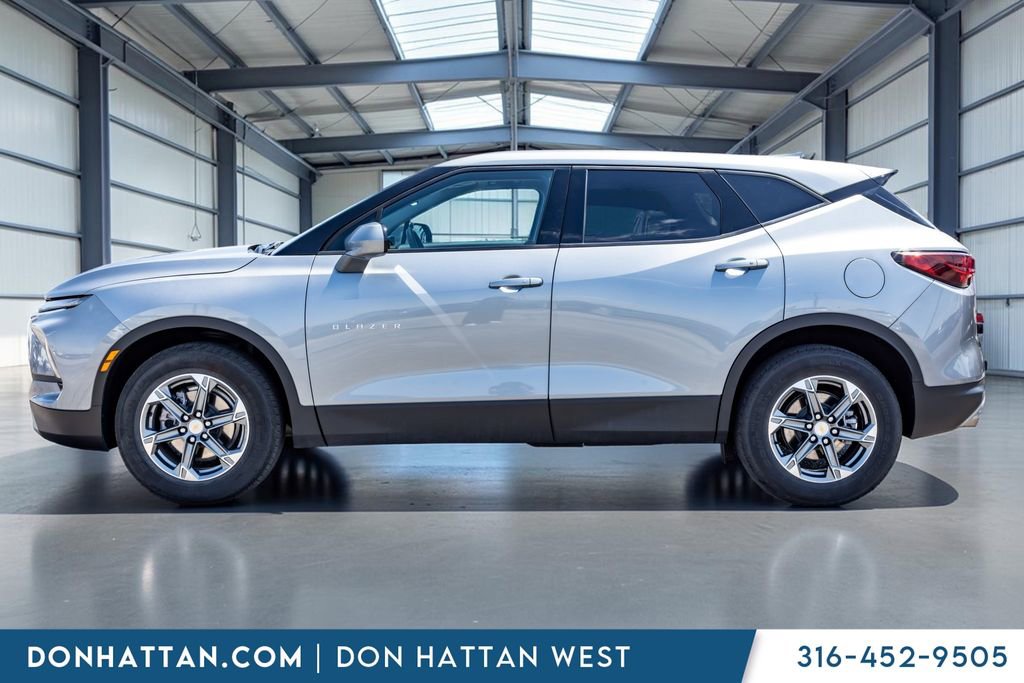 Used 2025 Chevrolet Blazer LT AWD/4WD image 2