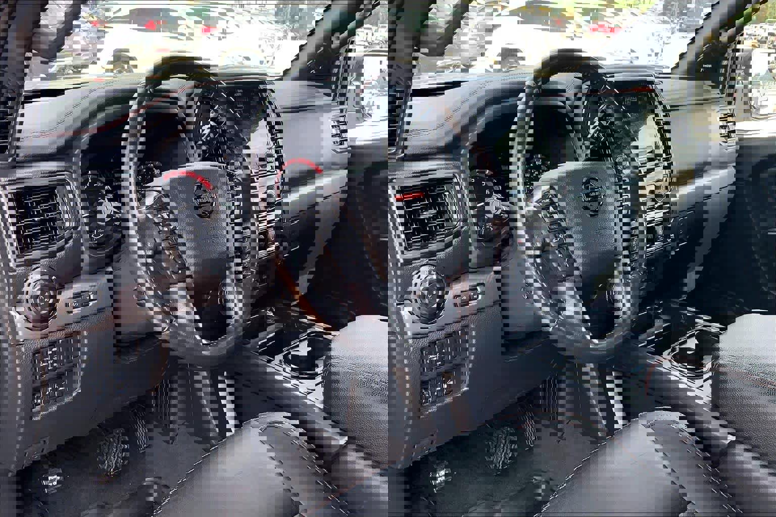 Used 2022 Nissan Titan PRO-4X w/ Pro-4x Convenience Package image 18