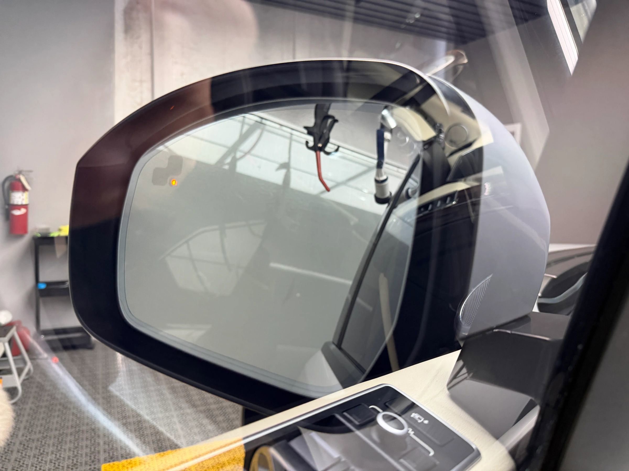 Used 2017 Land Rover Range Rover HSE image 28