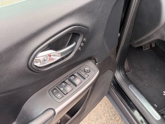 Used 2019 Jeep Cherokee Limited AWD/4WD image 17