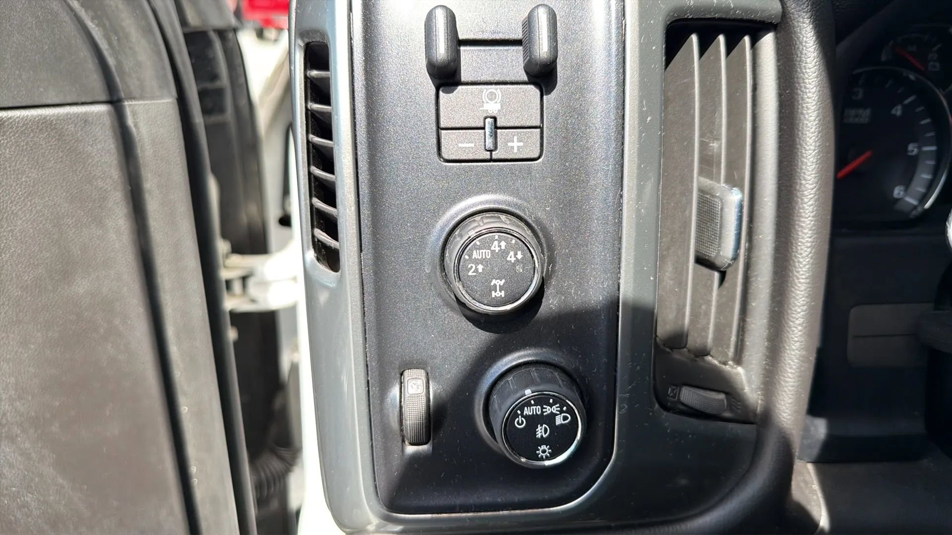 Used 2014 Chevrolet Silverado 1500 LT AWD/4WD image 19