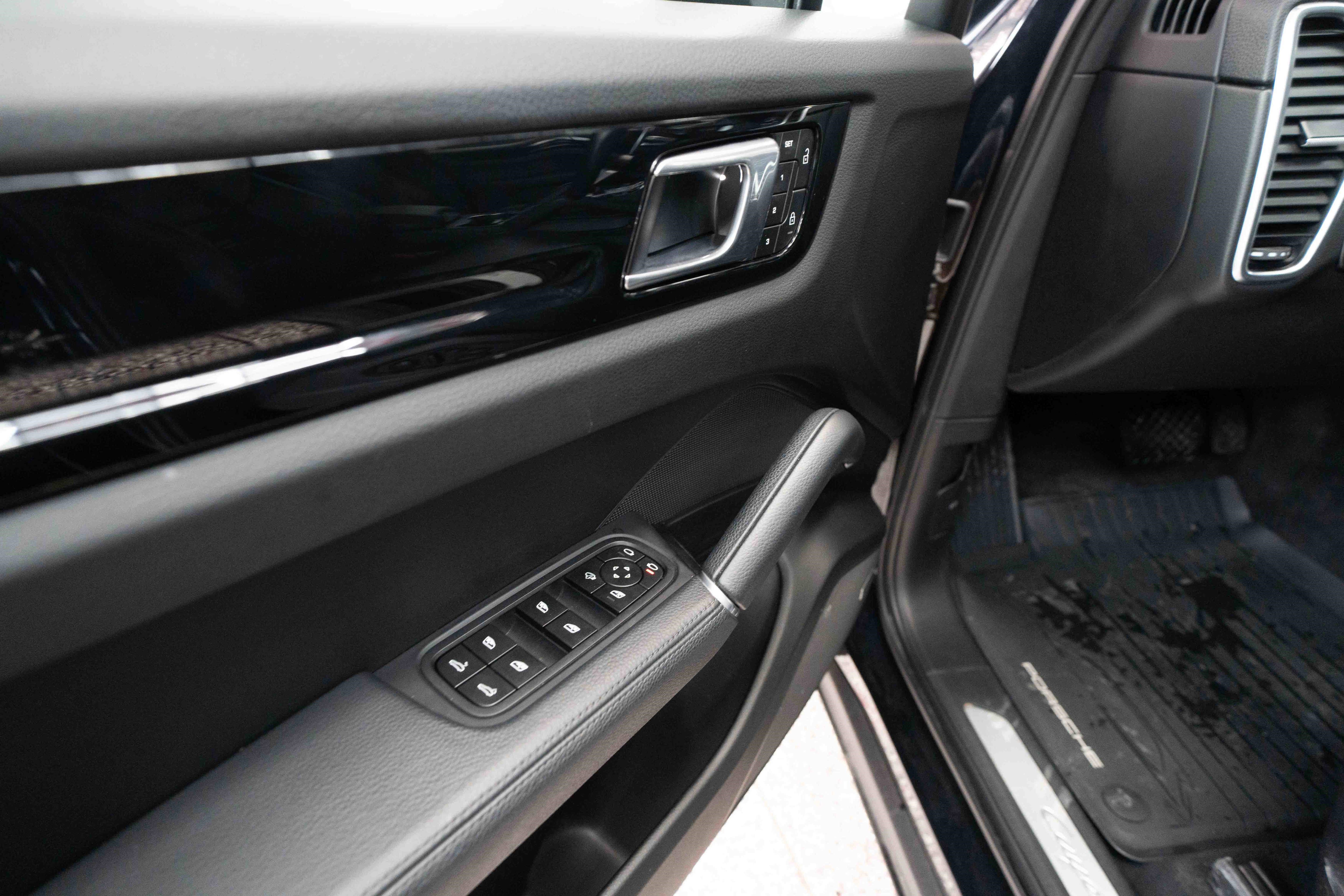 Used 2023 Porsche Cayenne image 7