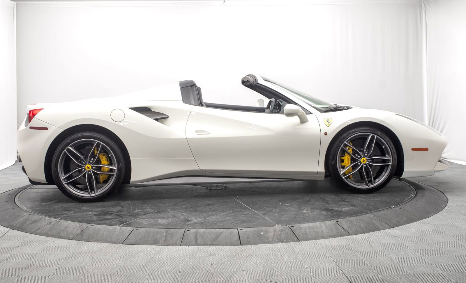 Used 2017 Ferrari 488 Spider image 3