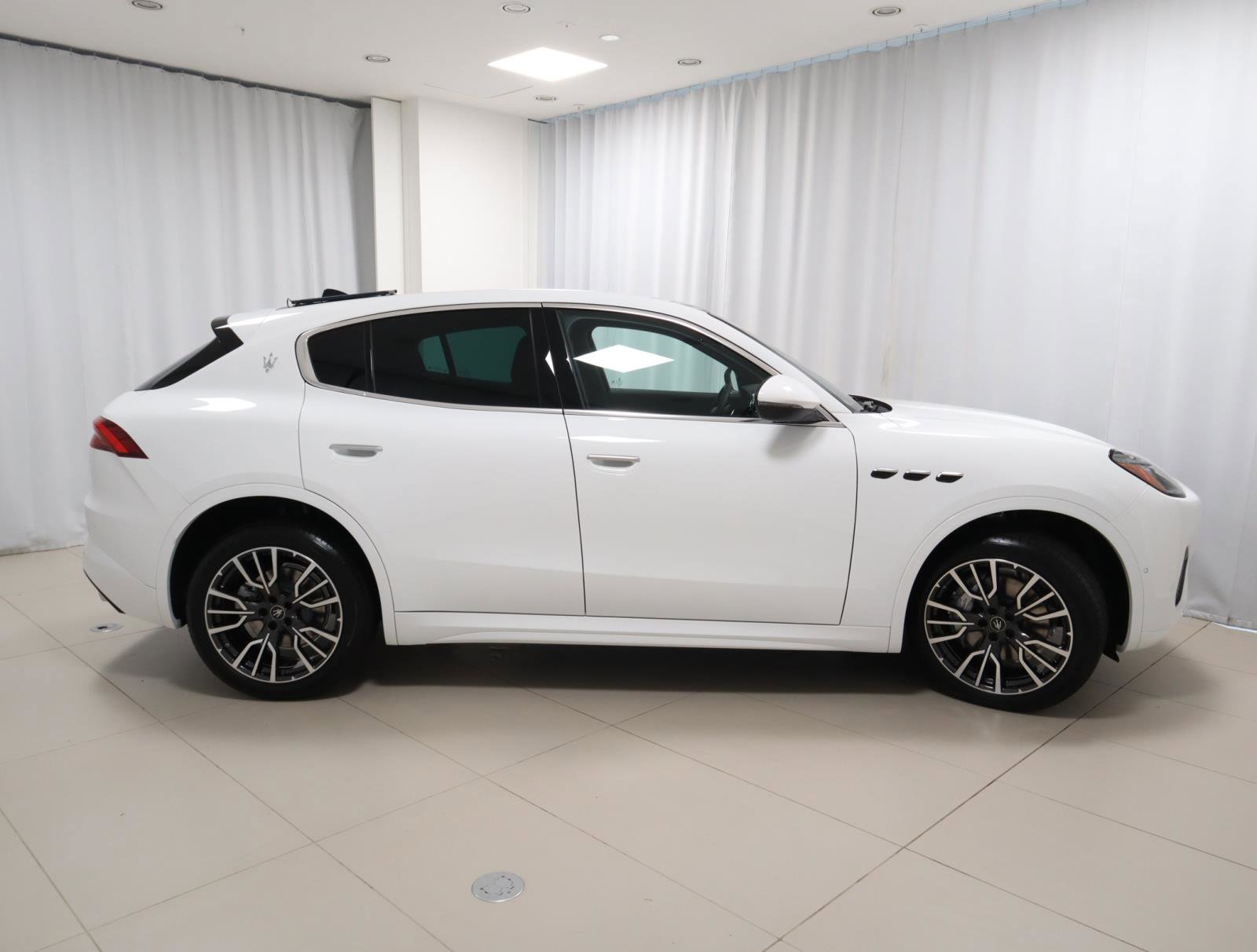 New 2025 Maserati Grecale GT image 6