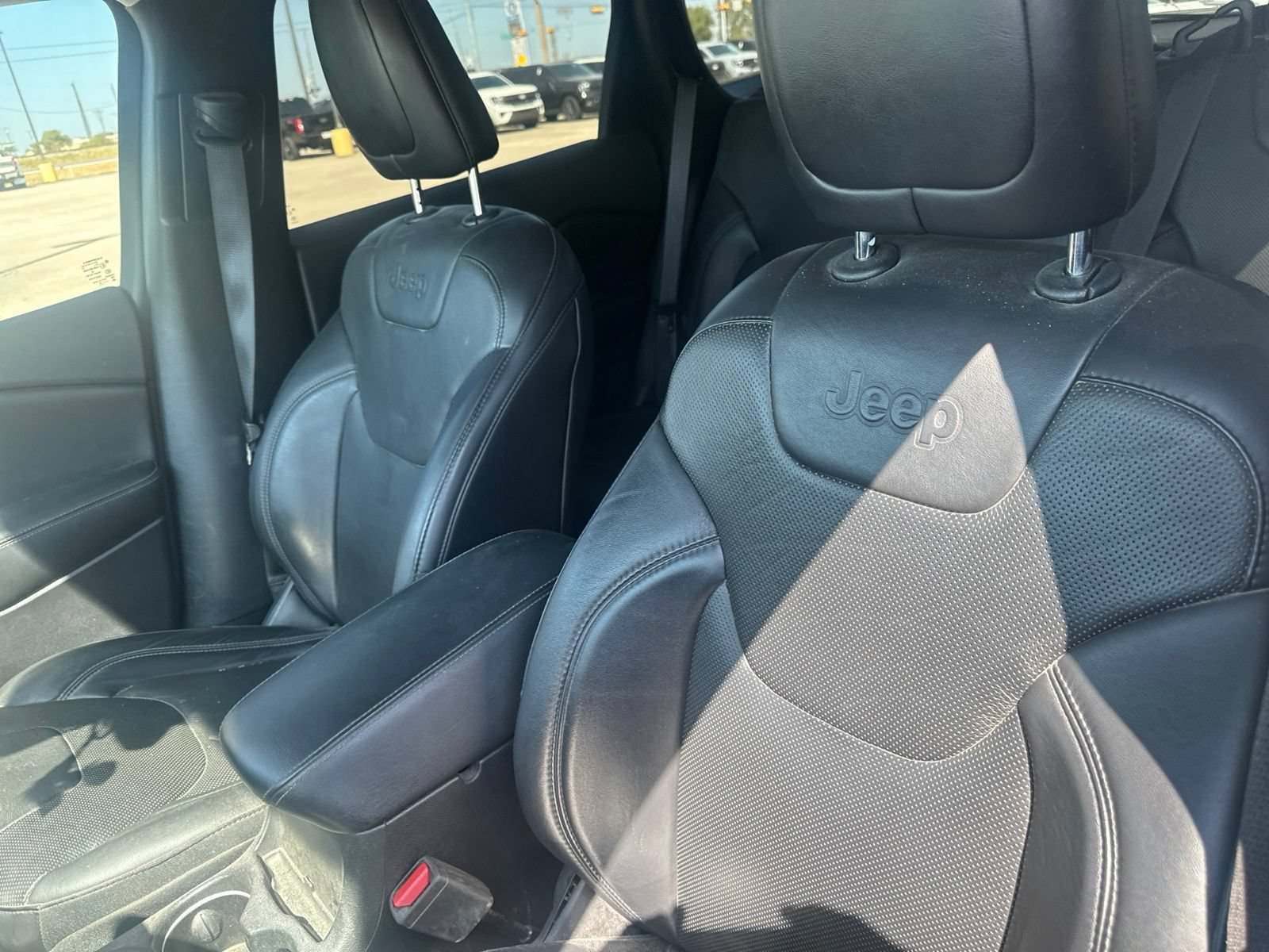 Used 2019 Jeep Cherokee Limited w/ Technology Group FWD image 7