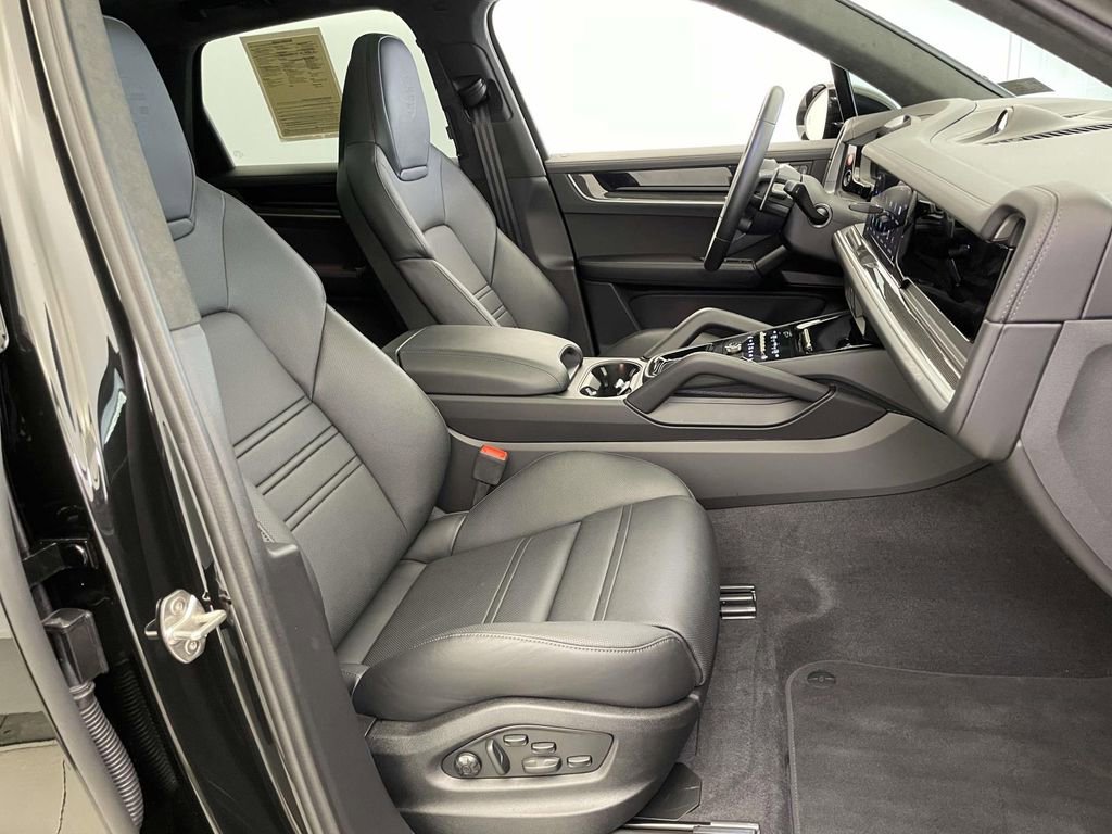 Used 2025 Porsche Cayenne Turbo AWD/4WD image 23