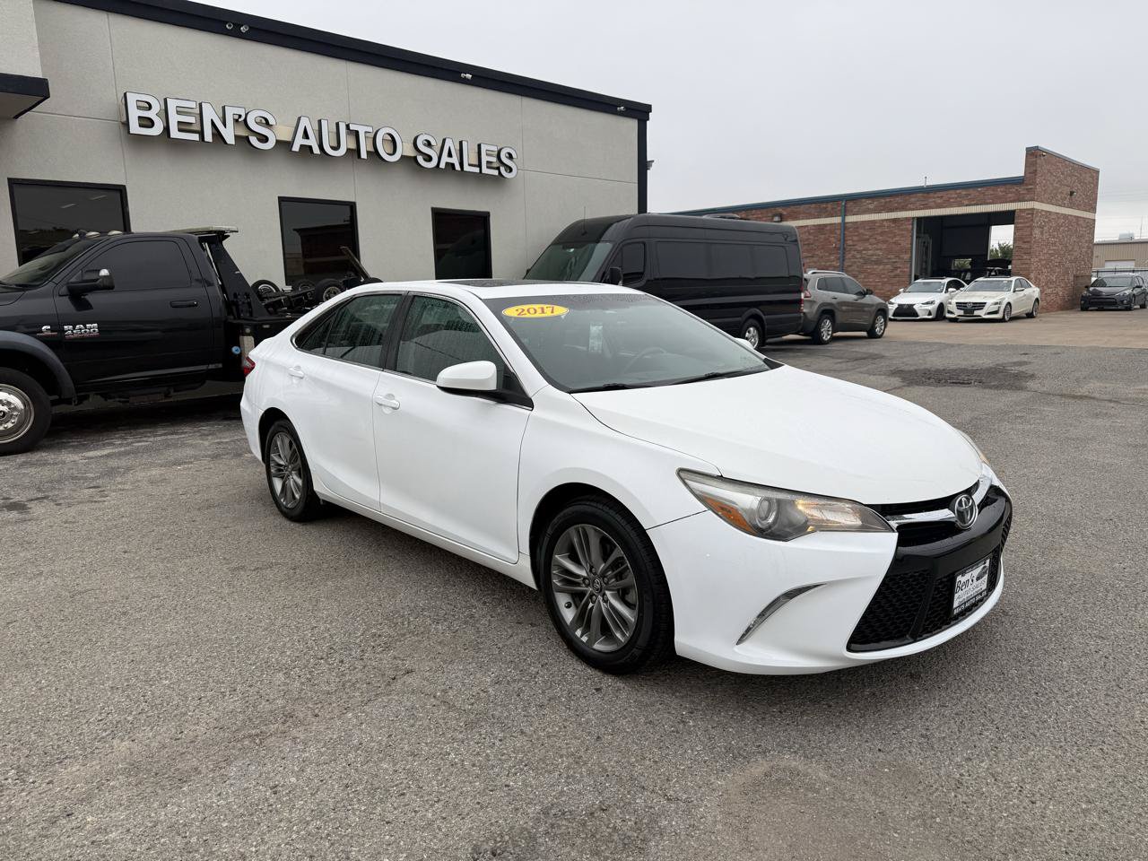 Used 2017 Toyota Camry SE w/ Moonroof Package FWD image 4