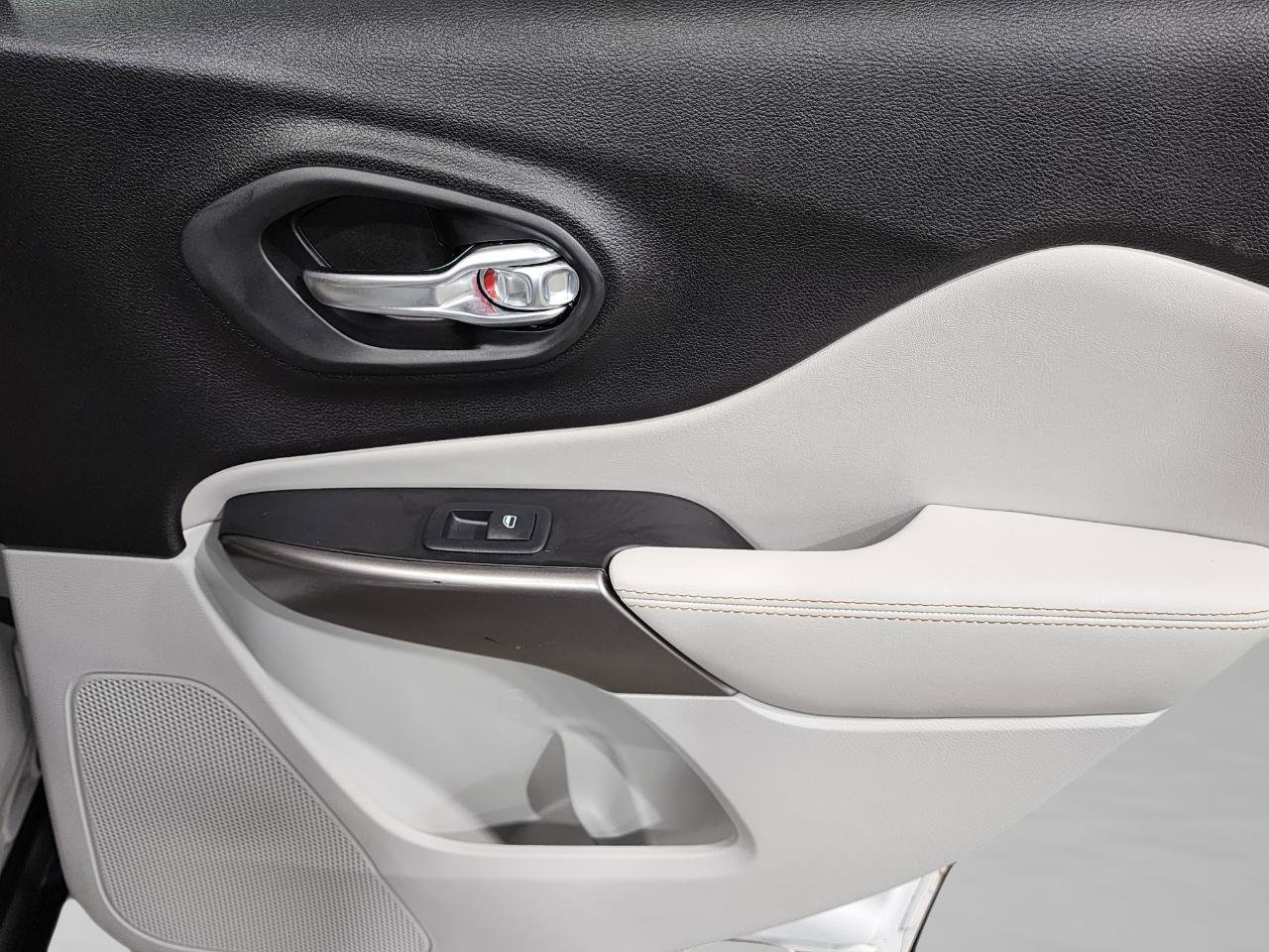 Used 2019 Jeep Cherokee Limited AWD/4WD image 29