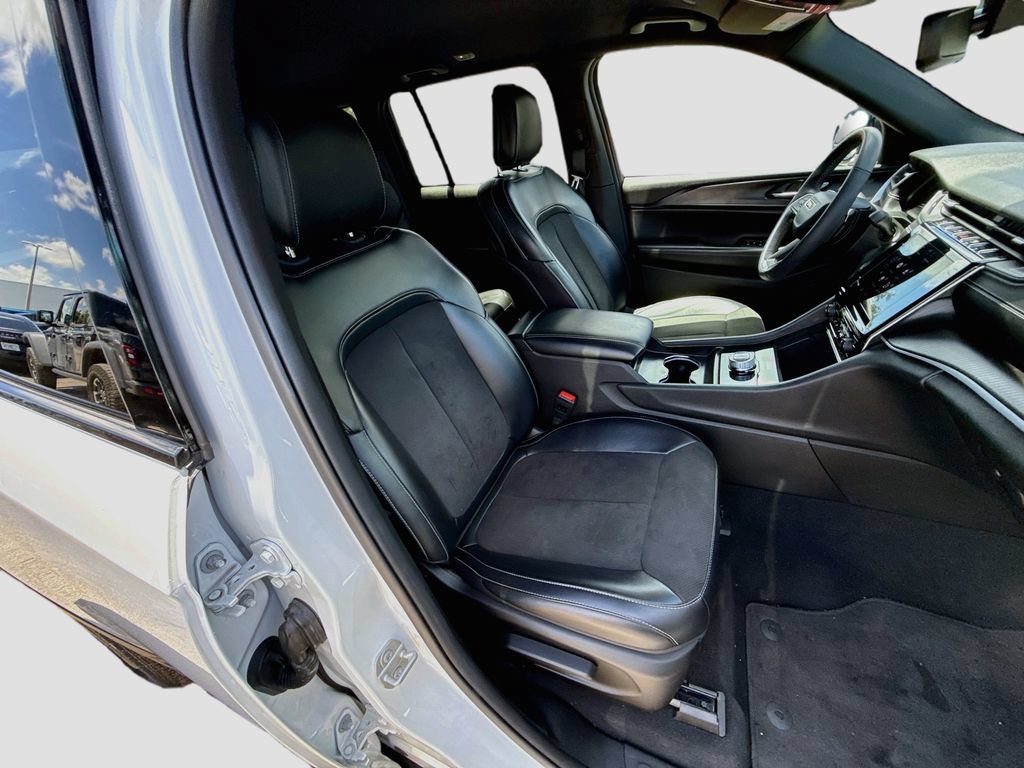 Used 2024 Jeep Grand Cherokee Altitude RWD image 33