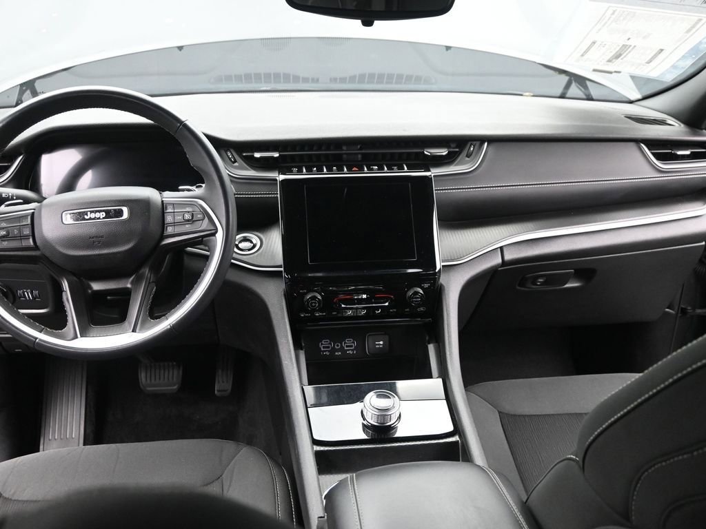 Used 2024 Jeep Grand Cherokee Laredo image 24