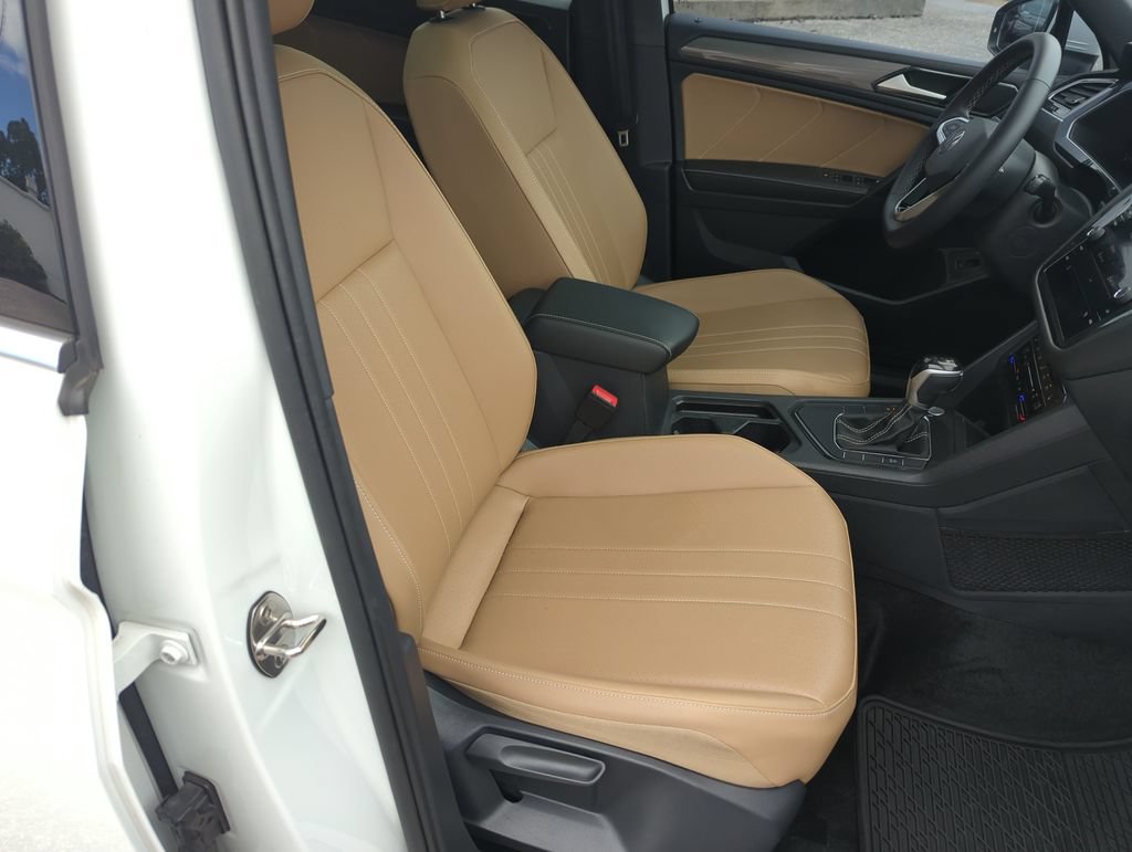 Certified 2024 Volkswagen Tiguan SE w/ Panoramic Sunroof Package FWD image 39