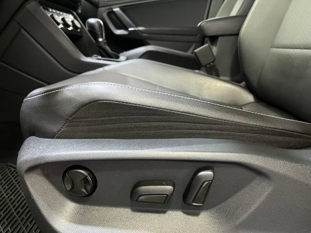 Used 2018 Volkswagen Tiguan SEL AWD/4WD image 15