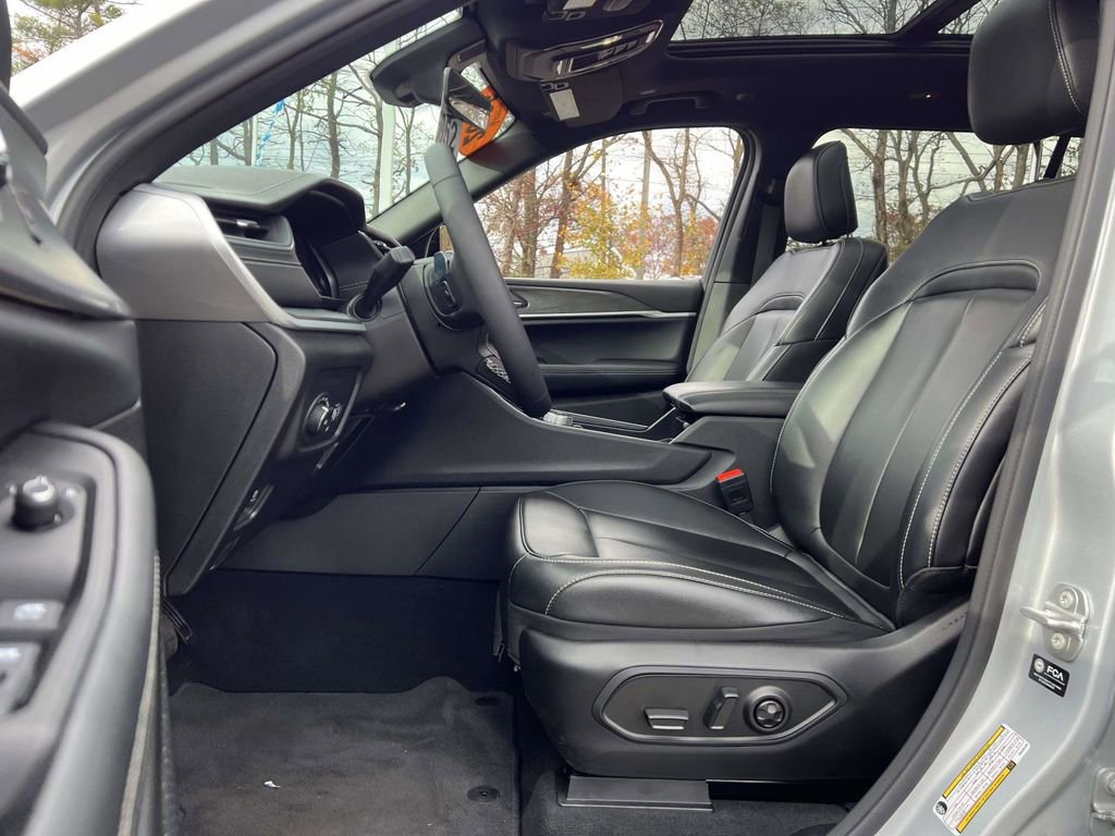 Used 2025 Jeep Grand Cherokee L Limited image 13