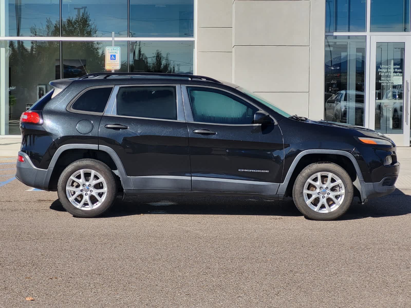 Used 2016 Jeep Cherokee Sport FWD image 4