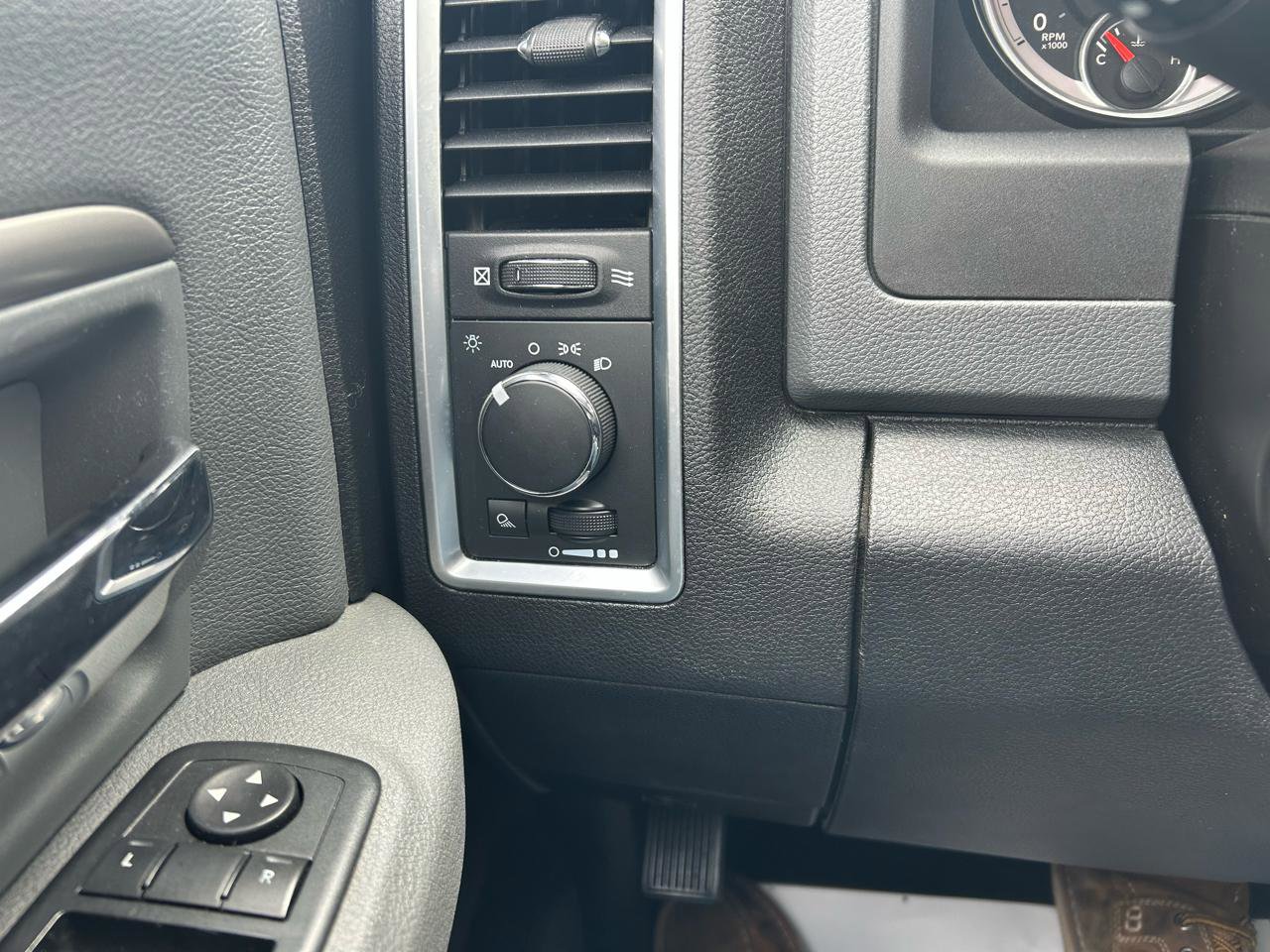Used 2015 RAM 1500 Classic SLT AWD/4WD image 25
