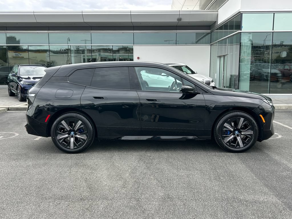 Used 2024 BMW iX xDrive50 w/ Sport Package AWD/4WD image 6