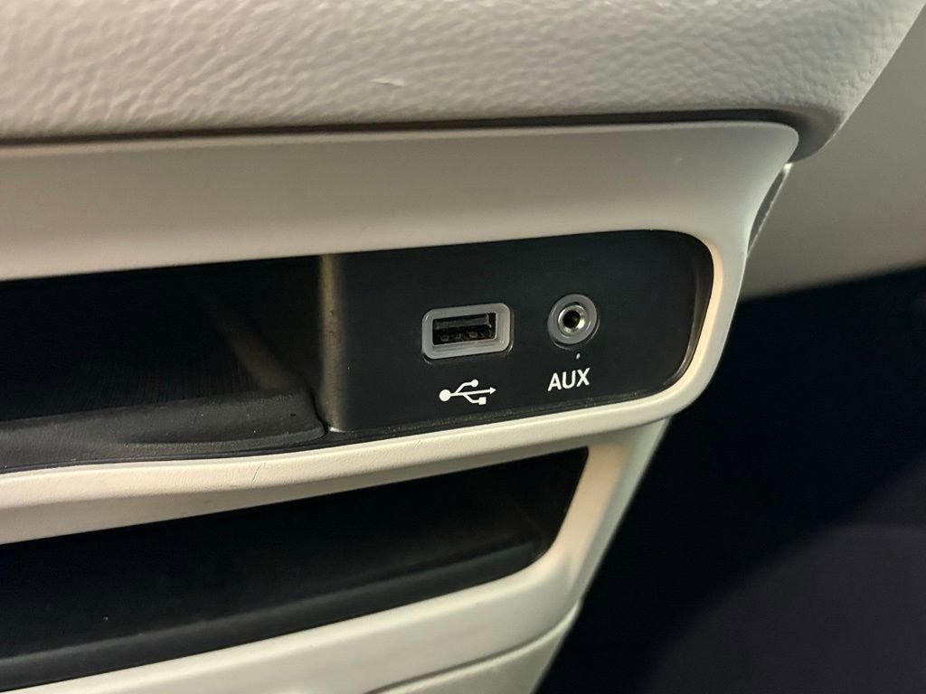 Used 2019 Chrysler Pacifica Touring-L image 28