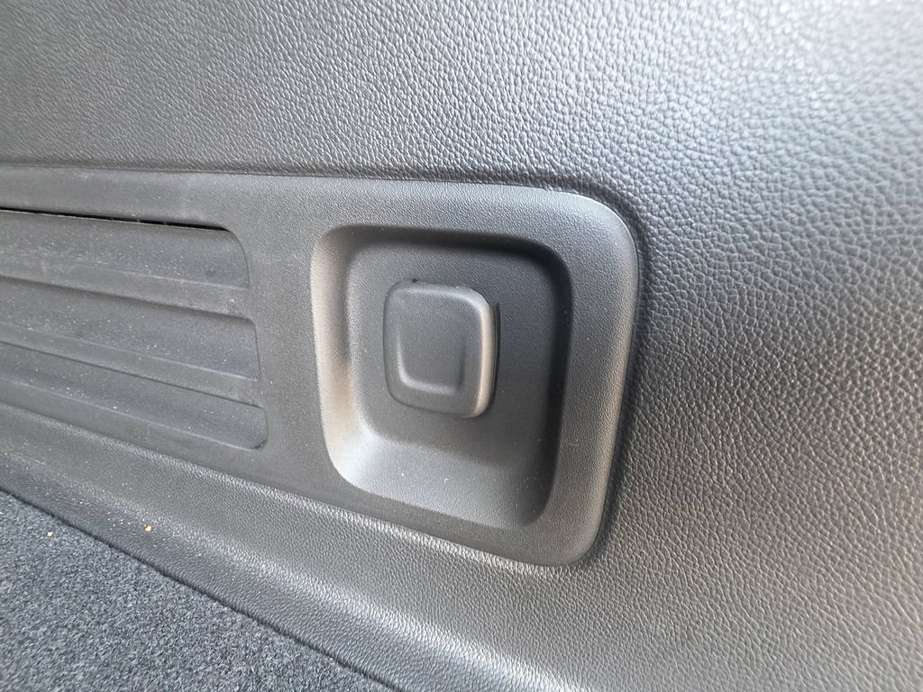 Used 2023 Chevrolet Traverse LT FWD image 11