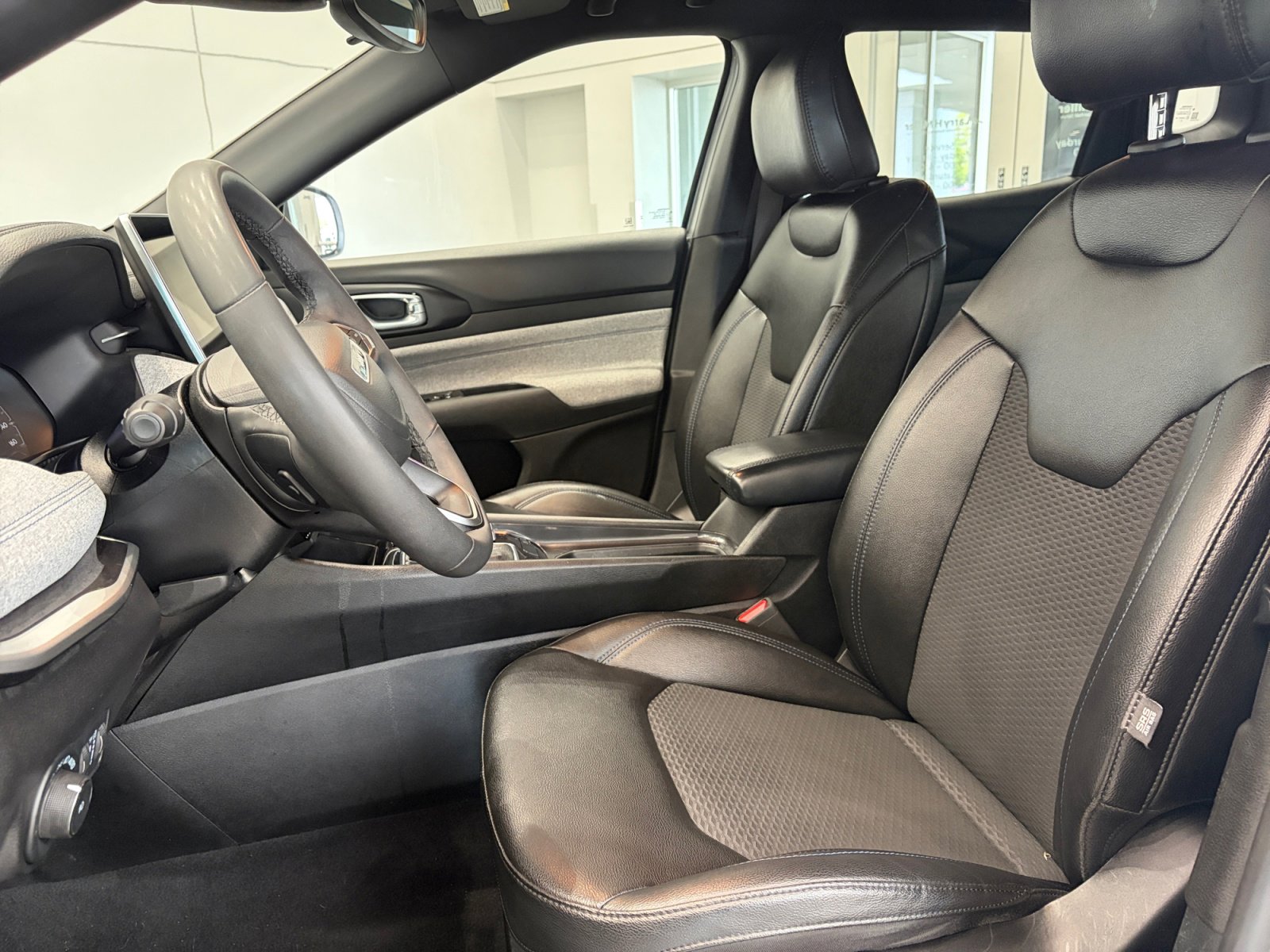 Used 2024 Jeep Compass Latitude AWD/4WD image 12