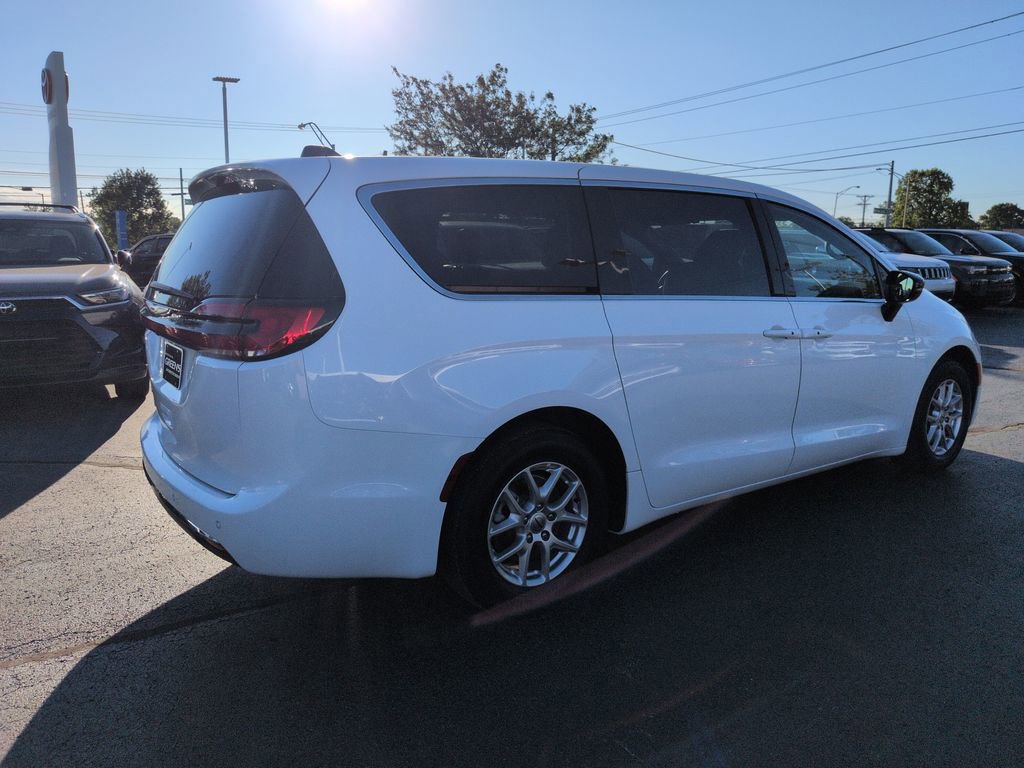 Used 2025 Chrysler Pacifica Select FWD image 5