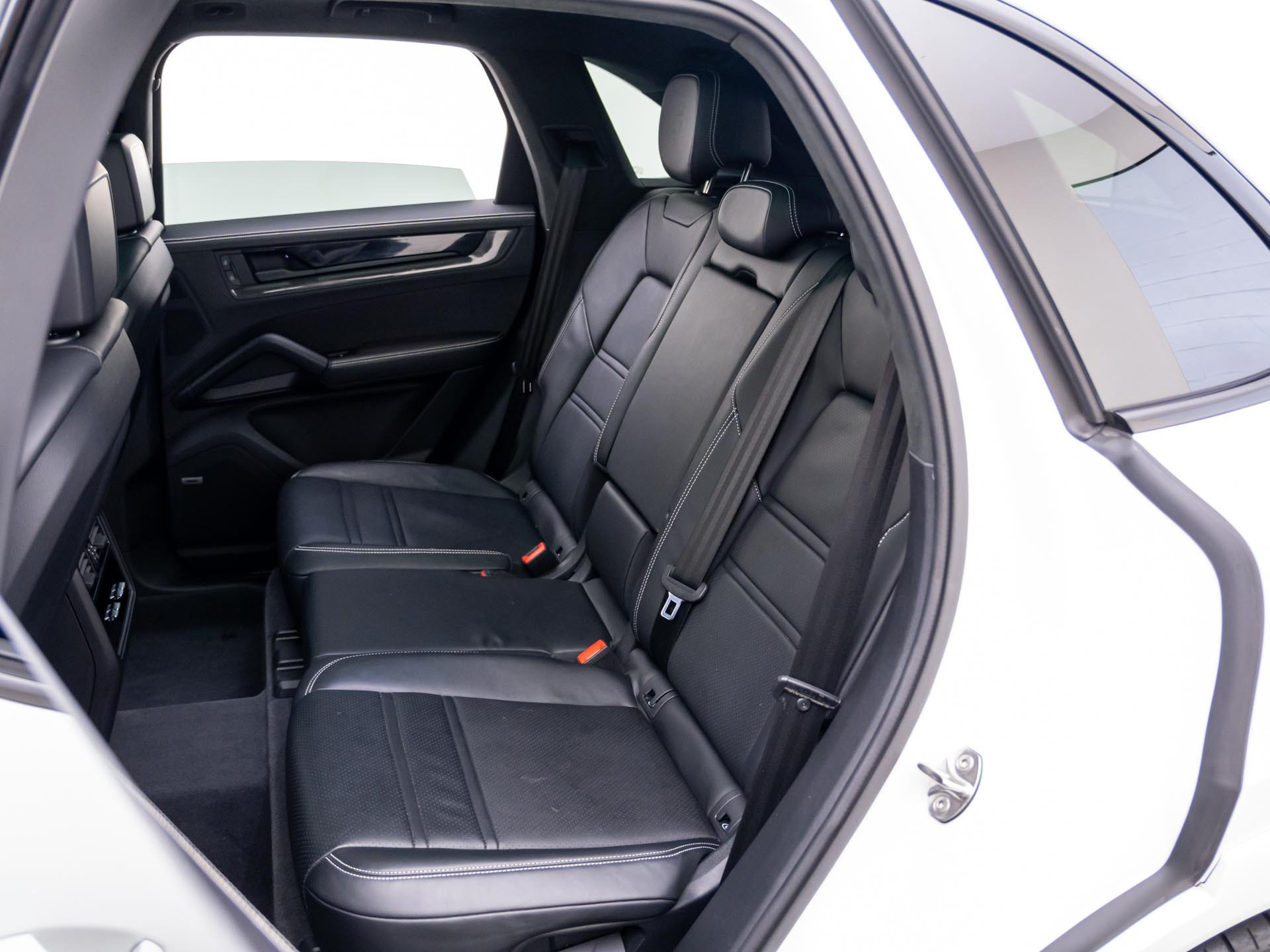 Certified 2025 Porsche Cayenne GTS AWD/4WD image 17