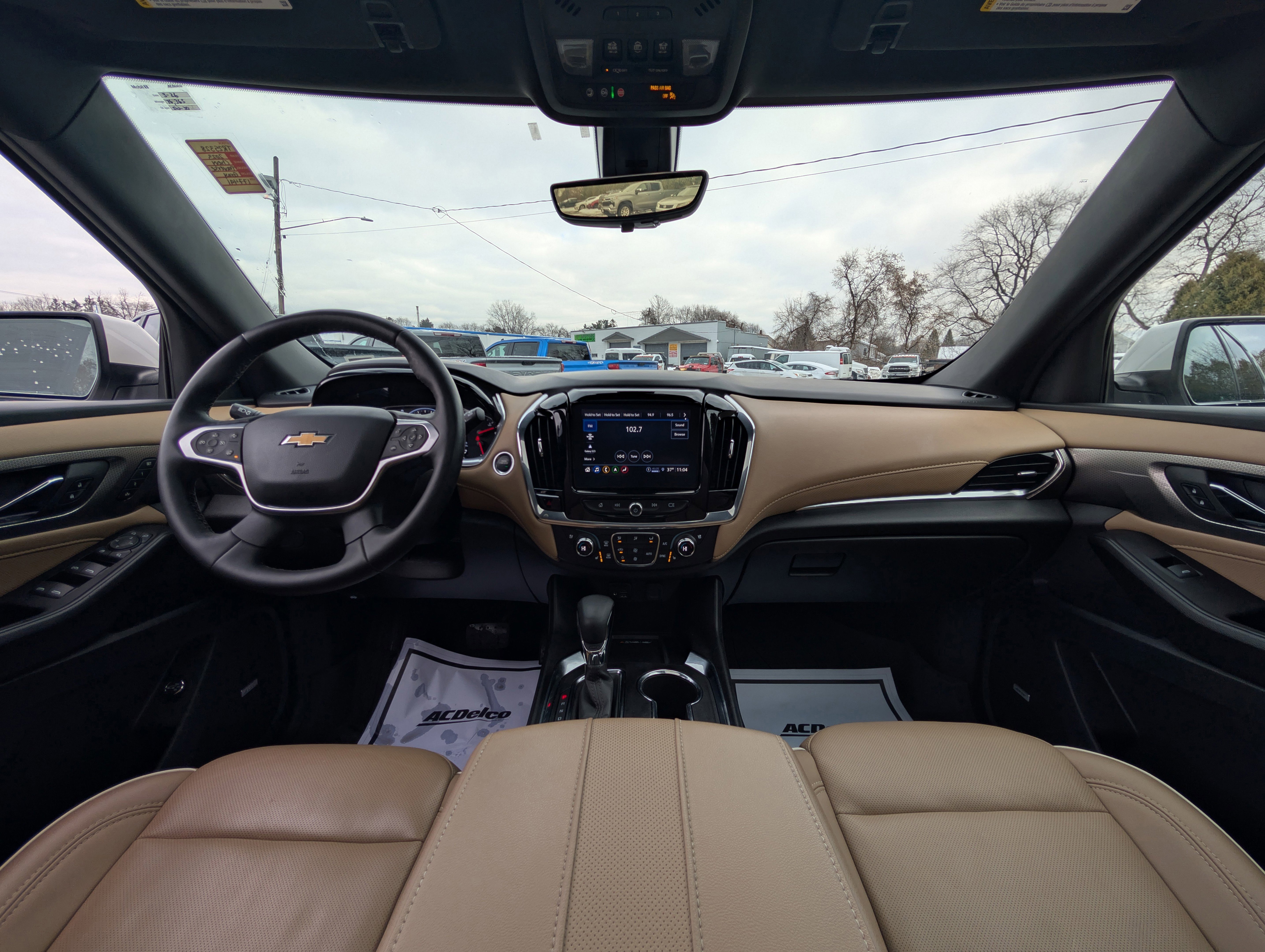 Used 2023 Chevrolet Traverse Premier image 2