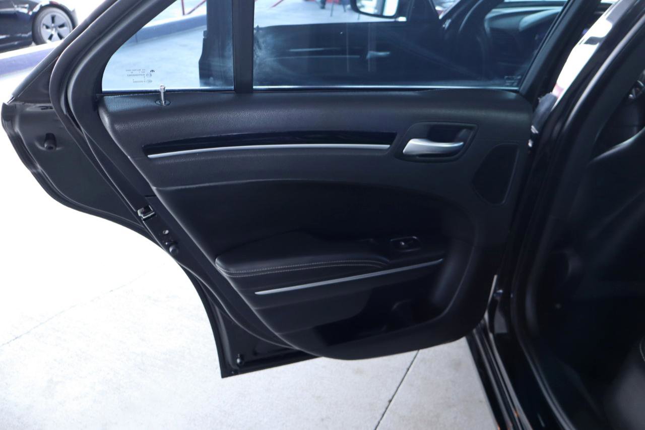 Used 2018 Chrysler 300 S w/ Beats Audio Group RWD image 28