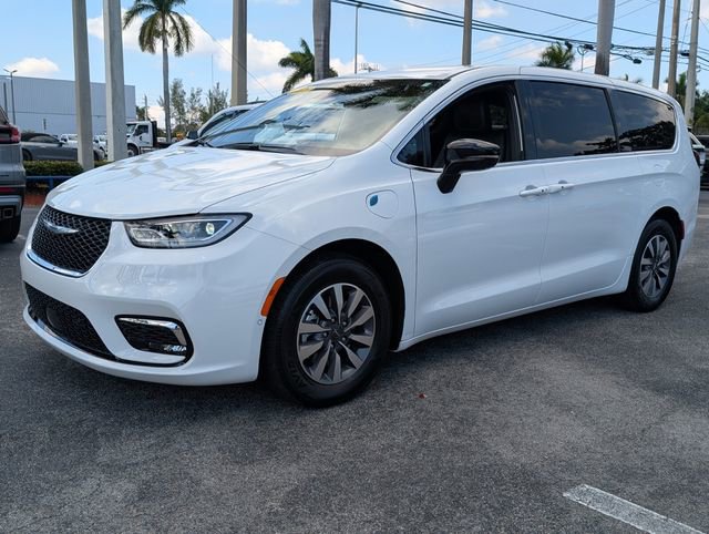 Used 2025 Chrysler Pacifica Select image 3