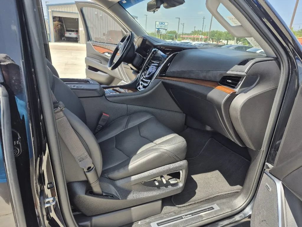 Used 2018 Cadillac Escalade Luxury RWD image 19