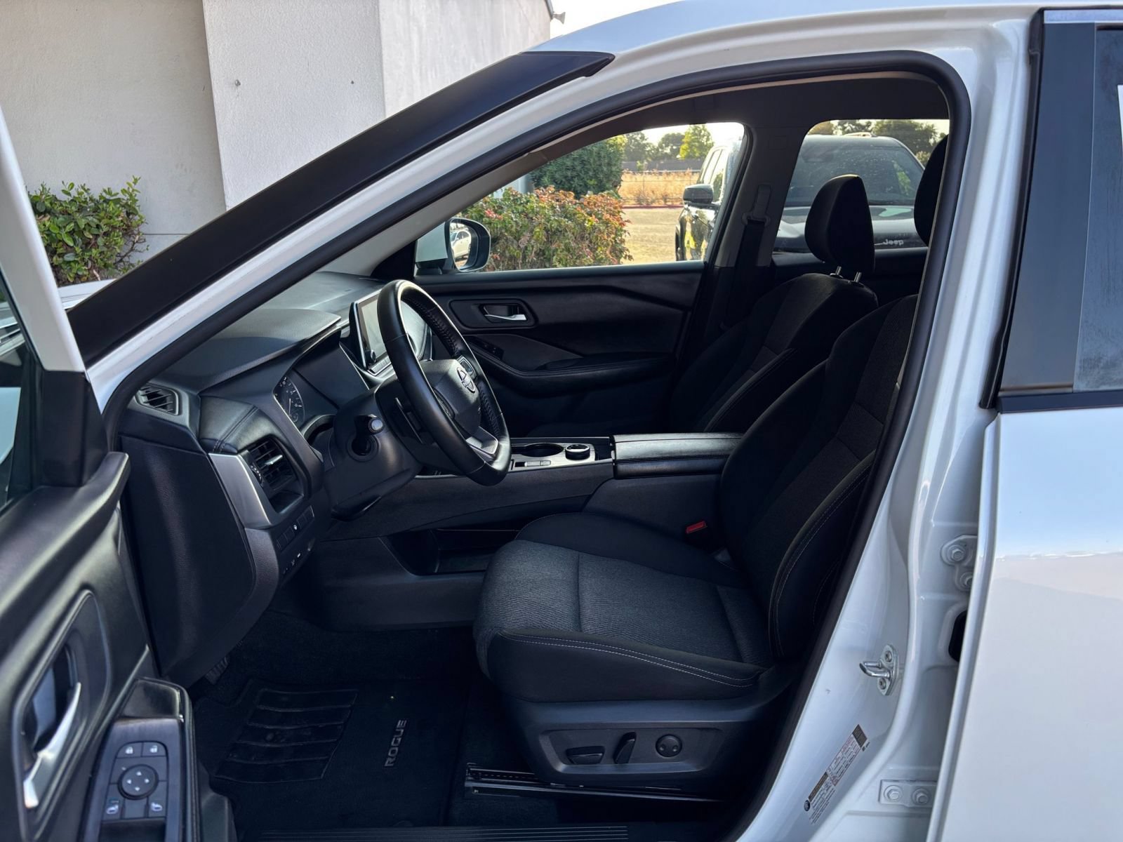Used 2025 Nissan Rogue SV AWD/4WD image 28