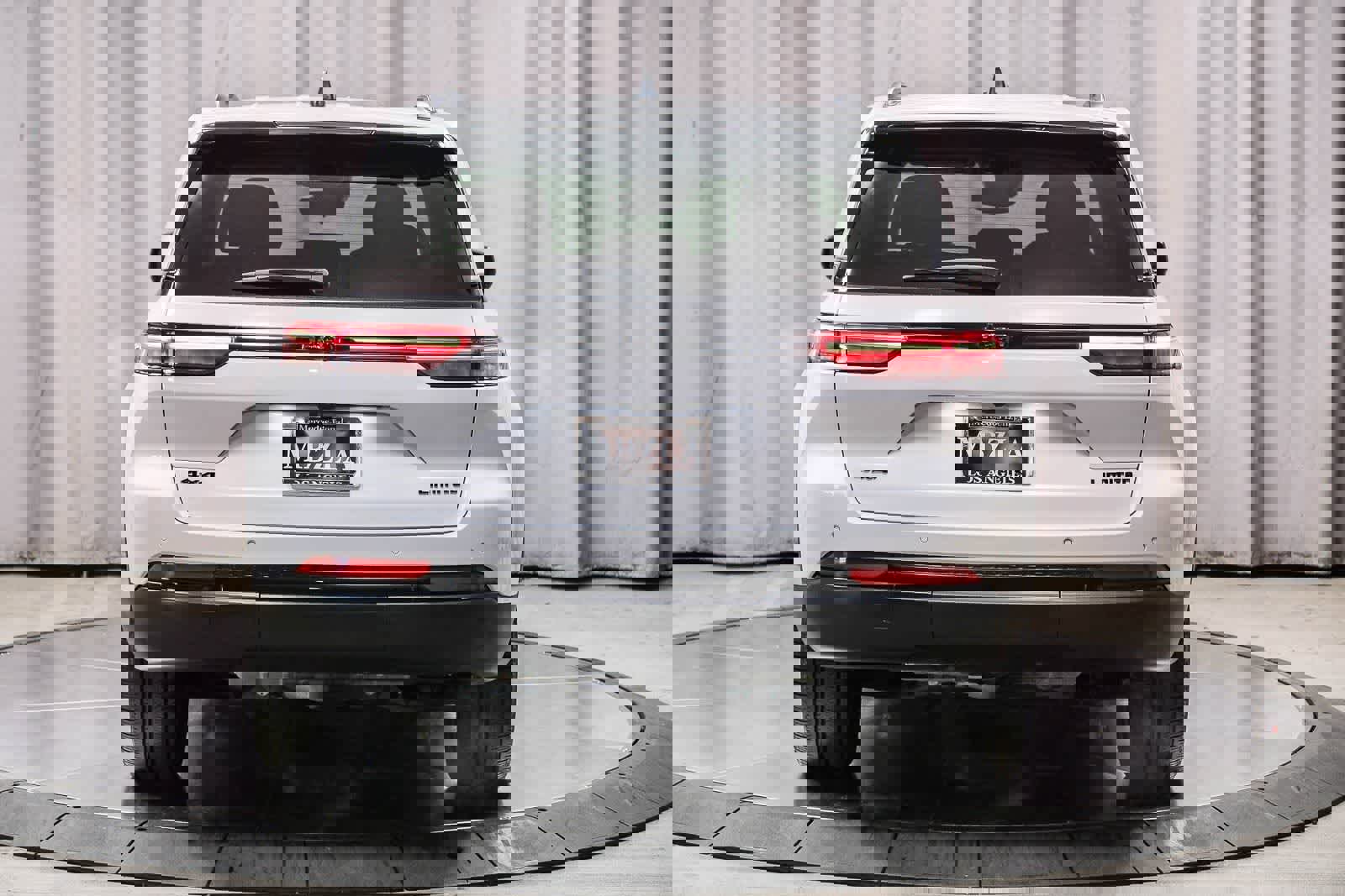 Used 2023 Jeep Grand Cherokee Limited w/ Black Appearance Package image 3