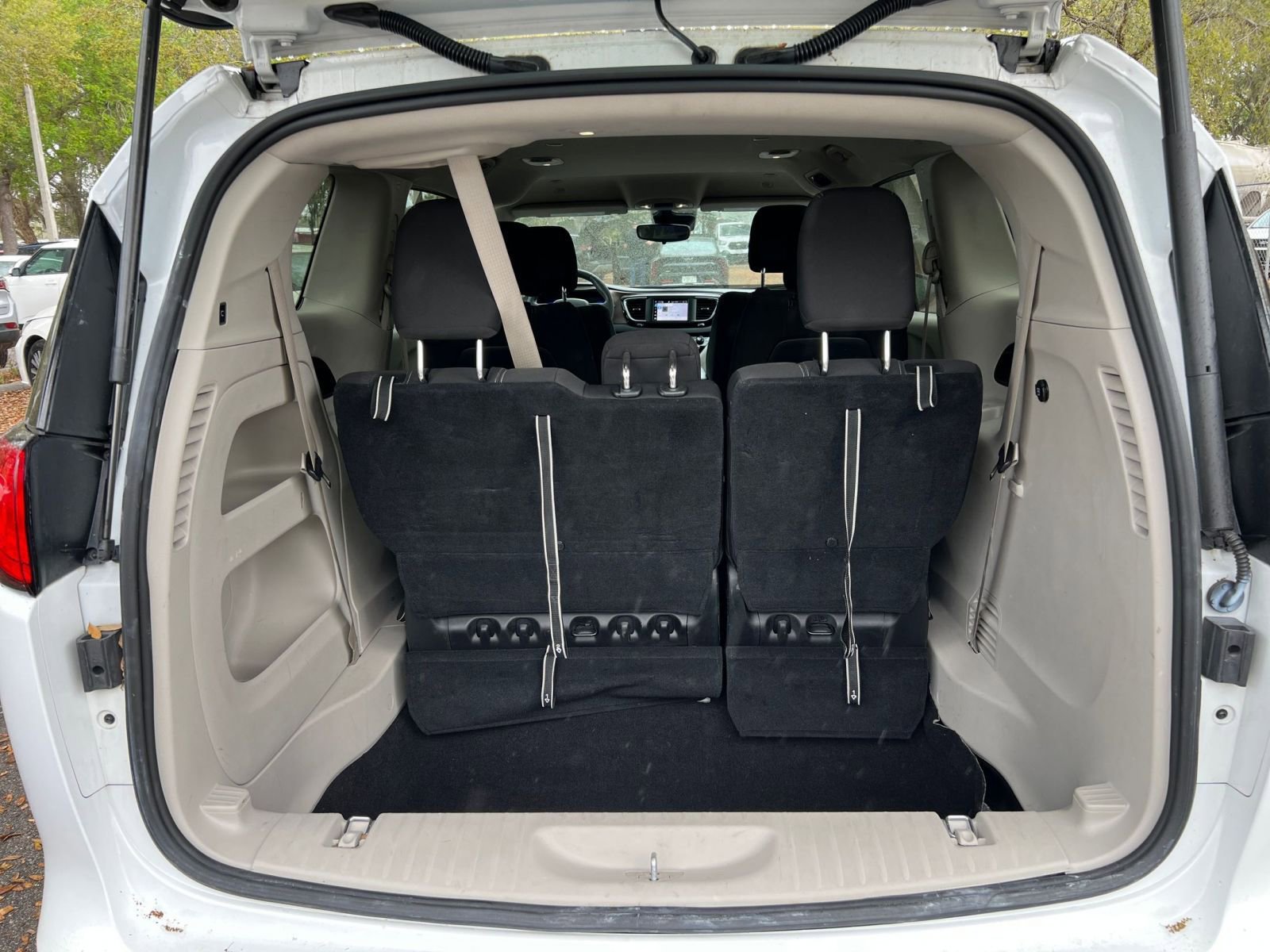 Used 2023 Chrysler Voyager LX image 35