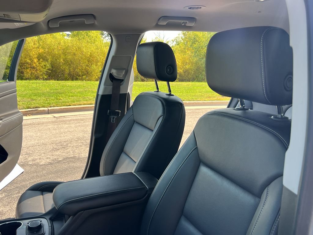 Used 2023 GMC Acadia SLT w/ LPO, Floor Liner Package image 19