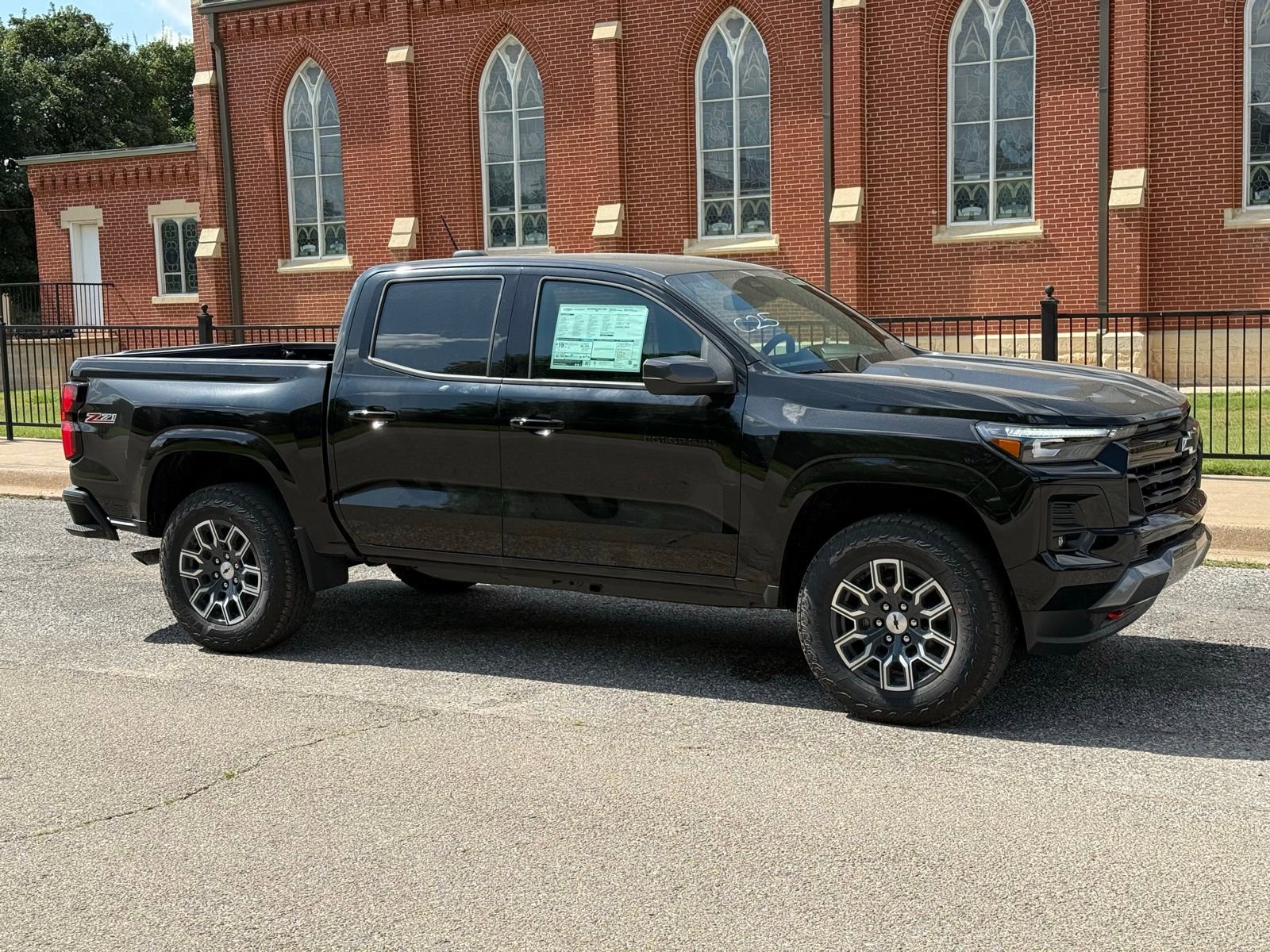 New 2025 Chevrolet Colorado Z71 image 2