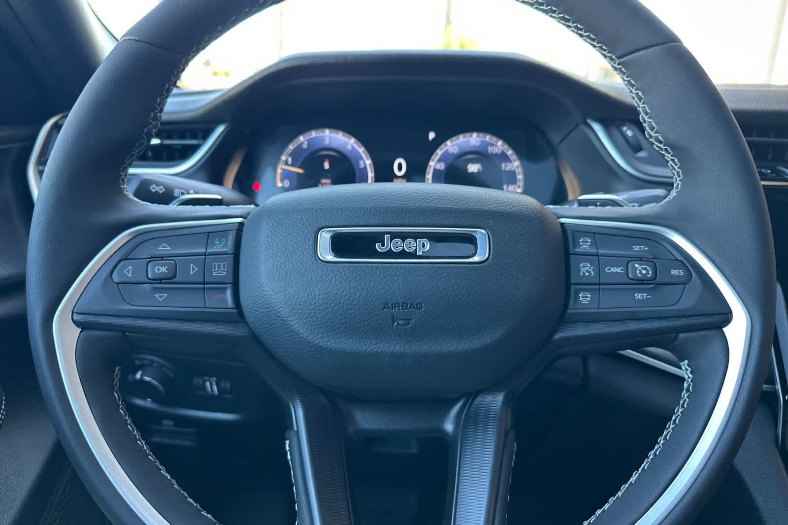 Used 2025 Jeep Grand Cherokee Altitude AWD/4WD image 22