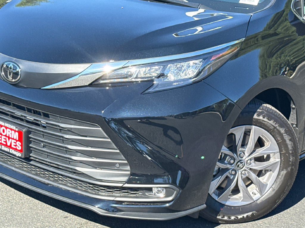 Certified 2026 Toyota Sienna XLE FWD image 2