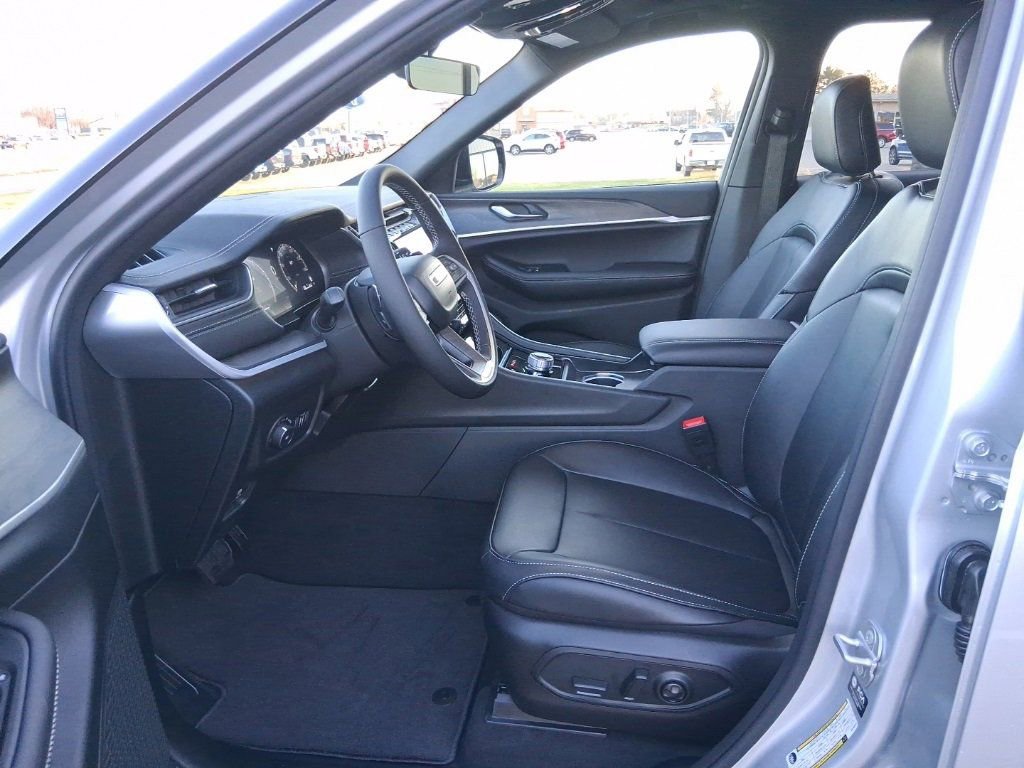 New 2025 Jeep Grand Cherokee L Limited w/ Trailer Tow Package image 4